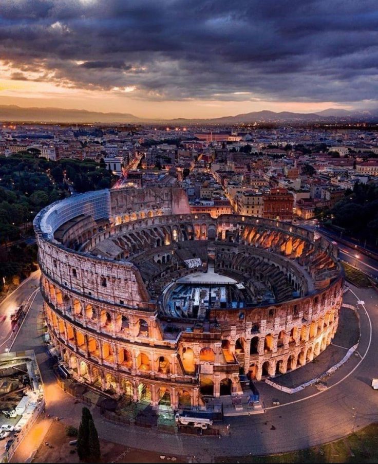 Colosseum là một trong những công trình kiến trúc La Mã cổ đại vĩ đại nhất, biểu tượng của thành Rome. Được xây dựng vào thế kỷ 1, đấu trường này từng là nơi tổ chức các trận đấu giác đấu và sự kiện giải trí.