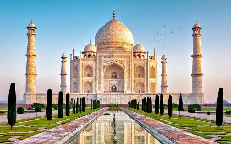 Một trong những công trình kiến trúc mang tính nghệ thuật nhất thế giới, Taj Mahal là biểu tượng của tình yêu vĩnh cửu. Được xây dựng vào thế kỷ 17 bởi hoàng đế Shah Jahan để tưởng nhớ vợ mình, ngôi đền này là tuyệt tác của kiến trúc Mughal.