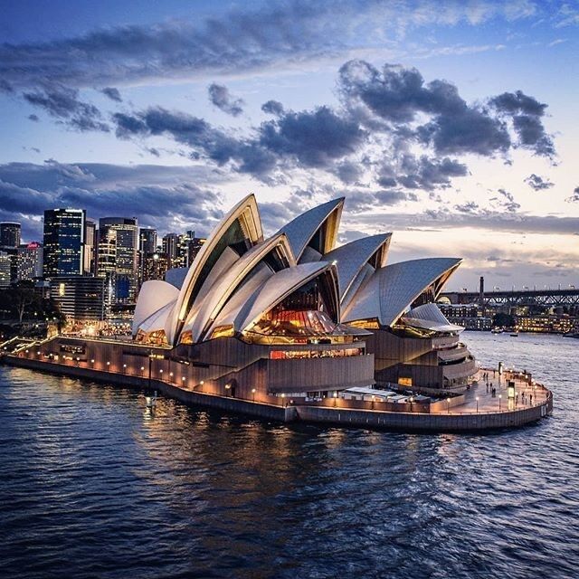 Nhà hát Opera Sydney là công trình kiến trúc hiện đại nổi tiếng với thiết kế mái vòm độc đáo lấy cảm hứng từ những cánh buồm. Được hoàn thành vào năm 1973, công trình này trở thành biểu tượng văn hóa của nước Úc.