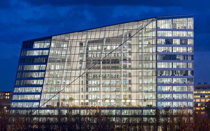 The Edge, trụ sở của Deloitte tại Amsterdam, là một trong những tòa nhà tiết kiệm năng lượng nhất thế giới. Với hệ thống cảm biến thông minh, đèn LED tự điều chỉnh và năng lượng mặt trời, tòa nhà này đạt chứng nhận BREEAM với điểm số gần như tuyệt đối. Đây là một minh chứng rõ ràng cho việc áp dụng công nghệ vào công trình kiến trúc bền vững.