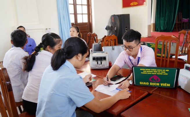 giúp bạn hiểu rõ từ khái niệm vay sinh viên, lợi ích, cho đến top ngân hàng cho vay sinh viên lãi suất thấp 2025 cùng những kinh nghiệm quản lý khoản vay hiệu quả.