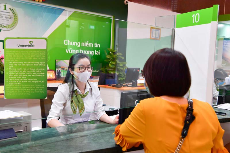 Vay vốn ngân hàng Vietcombank năm 2025 mang đến nhiều lựa chọn hấp dẫn với lãi suất ưu đãi và sản phẩm đa dạng. Tuy nhiên, hiệu quả tài chính phụ thuộc rất nhiều vào việc người vay chọn gói vay phù hợp, chuẩn bị hồ sơ đầy đủ và cân nhắc khả năng trả nợ dài hạn. Một quyết định đúng đắn ngay từ đầu không chỉ giúp bạn tiết kiệm chi phí mà còn đảm bảo sự an tâm trong suốt quá trình vay vốn.