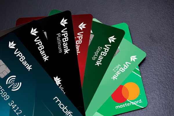 VPBank Direct là một trong những sản phẩm được nhiều khách hàng trẻ quan tâm. Điểm nổi bật của thẻ là thủ tục mở thẻ nhanh chóng, chỉ cần CCCD và có thể đăng ký trực tuyến mà không cần đến chi nhánh. Với hạn mức tín dụng linh hoạt, VPBank Direct phù hợp cho nhiều đối tượng khác nhau, đặc biệt là nhân viên văn phòng hoặc người có nhu cầu chi tiêu thường xuyên.