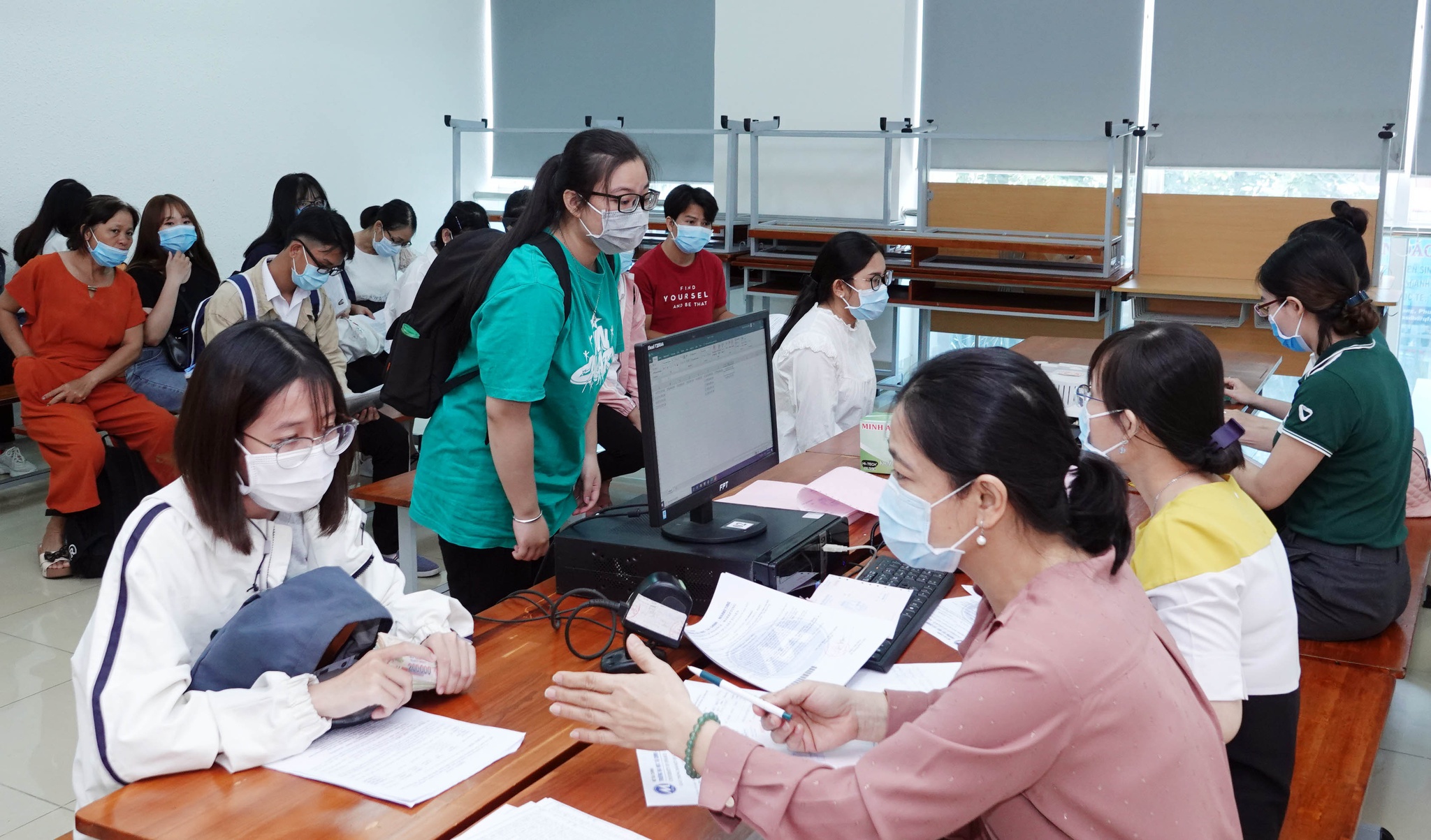 giúp bạn hiểu rõ từ khái niệm vay sinh viên, lợi ích, cho đến top ngân hàng cho vay sinh viên lãi suất thấp 2025 cùng những kinh nghiệm quản lý khoản vay hiệu quả.