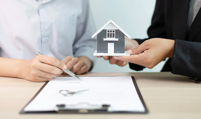 Vay thế chấp hộ kinh doanh: Là hình thức vay vốn có tài sản đảm bảo như sổ đỏ, sổ hồng, xe ô tô, máy móc hoặc tài sản có giá trị khác. Ngân hàng căn cứ vào giá trị tài sản thế chấp để quyết định hạn mức và lãi suất.