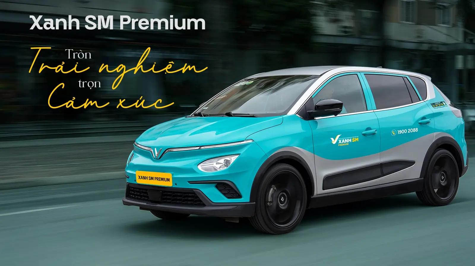 Xanh SM thuộc hệ sinh thái VinGroup, hoạt động với sứ mệnh phát triển giao thông xanh và bền vững. Điểm đặc biệt là 100% phương tiện sử dụng xe điện VinFast, vừa thân thiện môi trường, vừa đem lại trải nghiệm êm ái và an toàn.